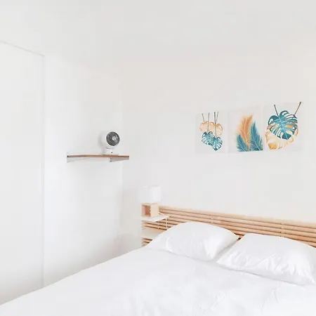 דירה Bright Cocoon With Pool And Sea View סן-מקסים