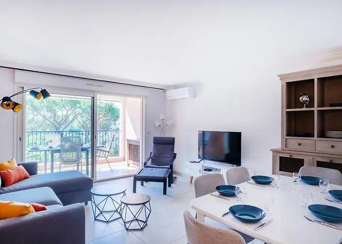 Bright Cocoon With Pool And Sea View דירה